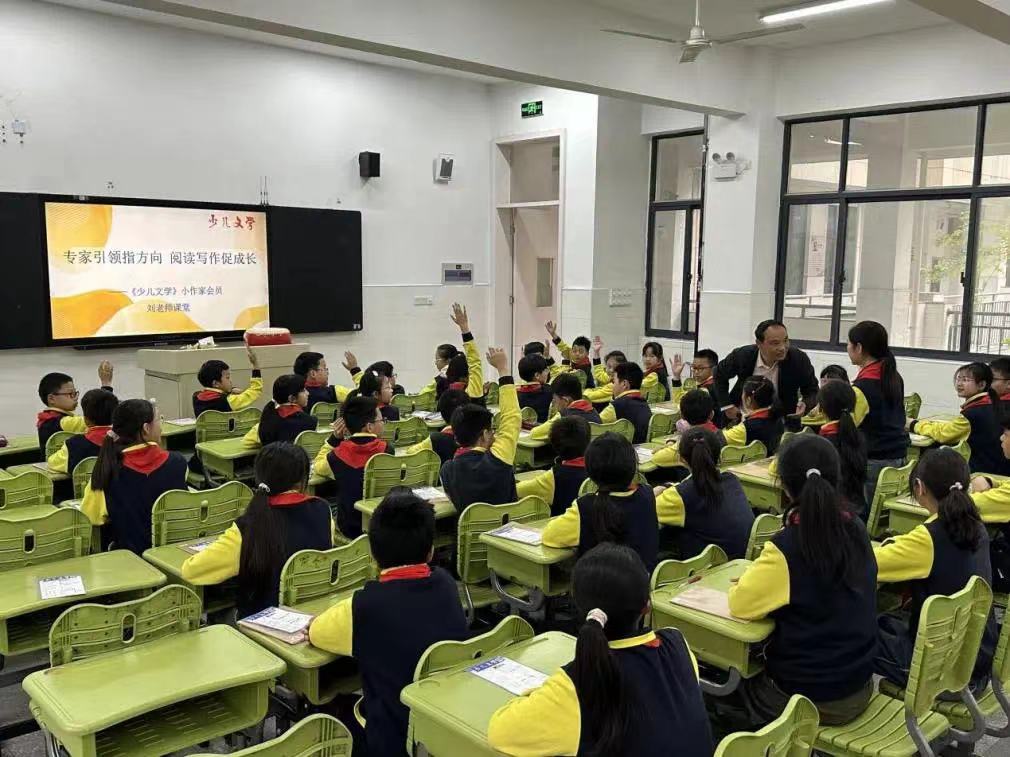 【小作家课堂】 专家引领指方向，阅读写作共成长